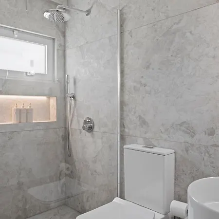 Themelio Living 2-bed Centre ニコシア